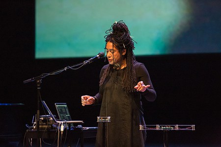 Atelier sur les instruments de musique numériques avec Pamela Z