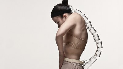 Danseuse avec un instrument de musique numérique fixé dans le dos
