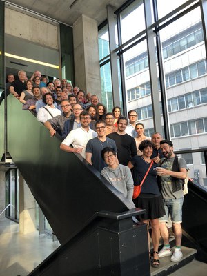 Des membres d'ACTOR posant sur les marches à l'intérieur du bâtiment Elizabeth Wirth Music de l'Université McGill en 2018
